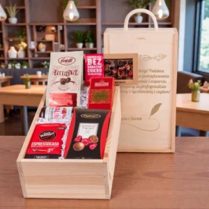 Personalizowany zestaw upominkowy ze słodkościami w drewnianej skrzynce z grawerem. W skład zestawu wchodzi kawa mielona Espresso Casa, herbata English Breakfast, konfitura z malin oraz praliny. Idealny prezent na drobne okazje z możliwością personalizacji życzeń.